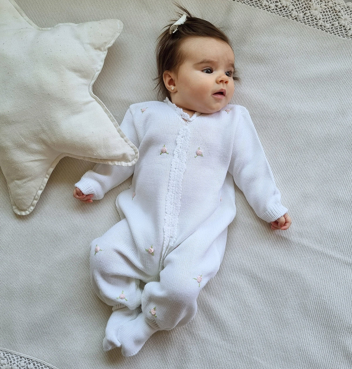 ENTERITO TEJIDO BORDADO ROSITAS