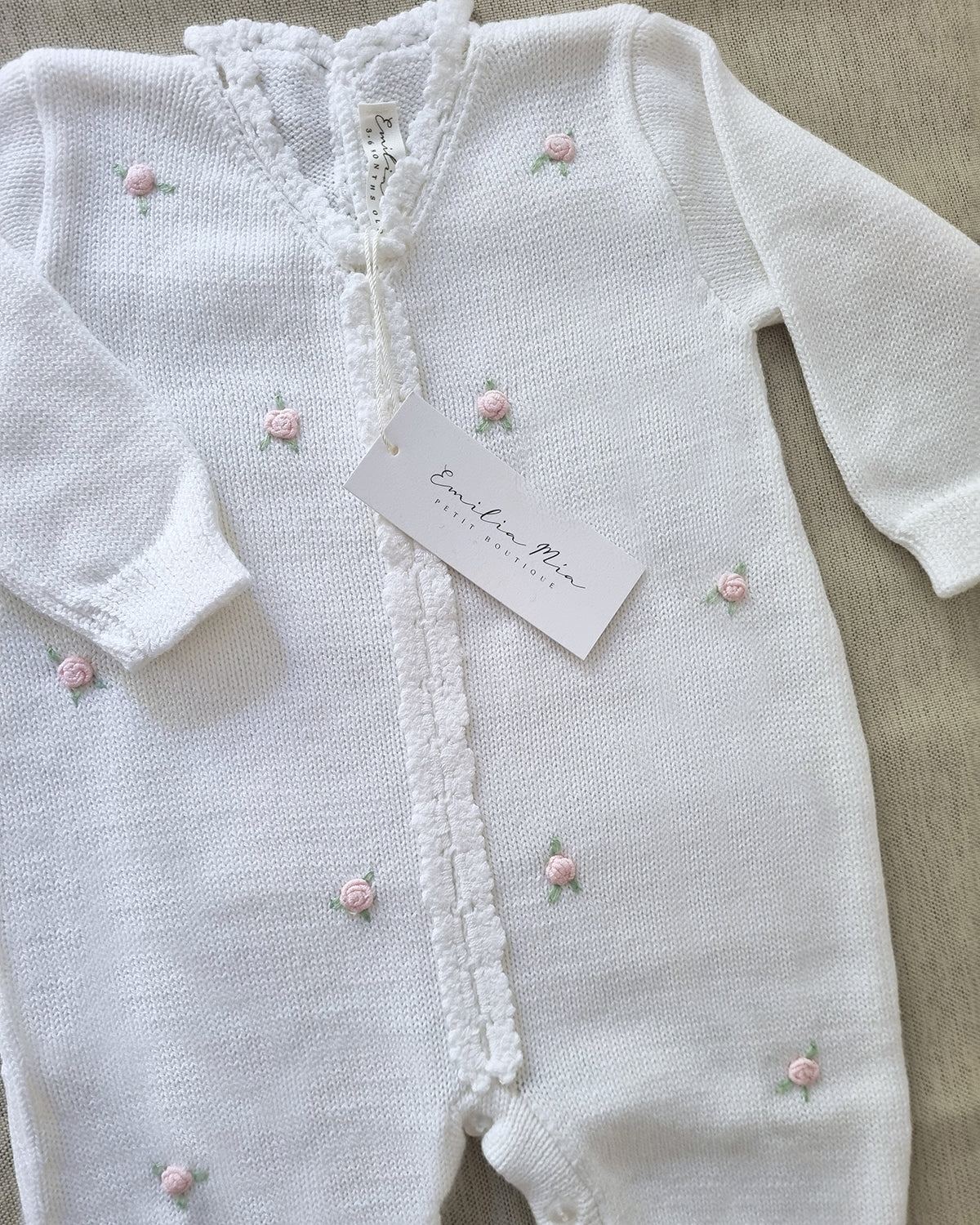 ENTERITO TEJIDO BORDADO ROSITAS