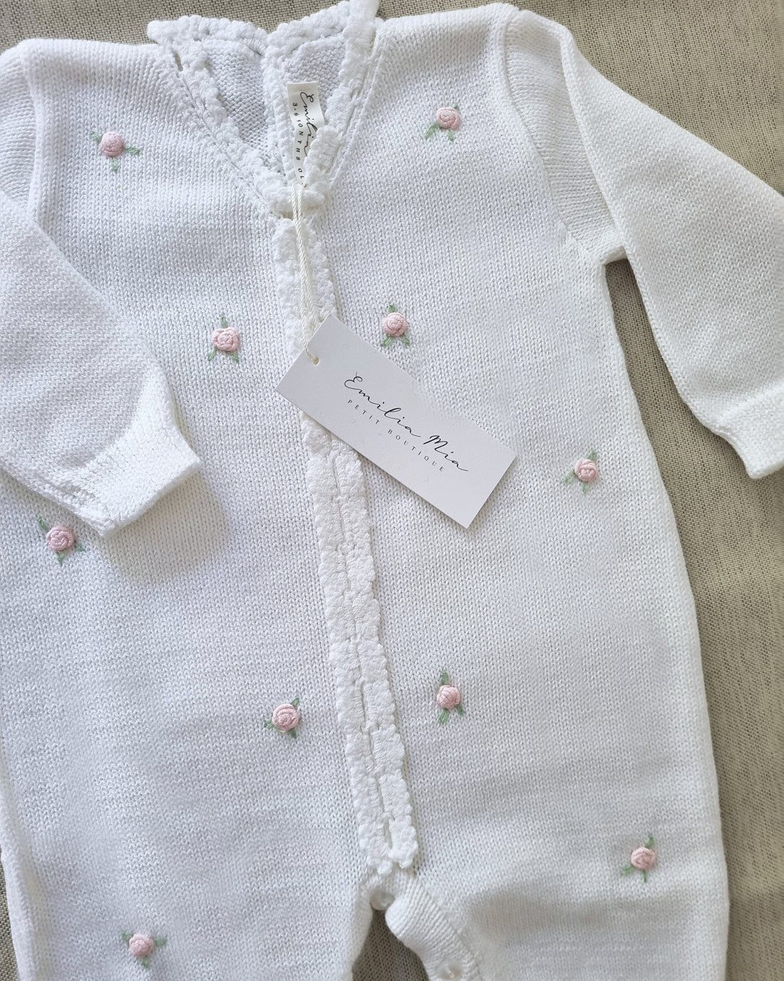 ENTERITO TEJIDO BORDADO ROSITAS