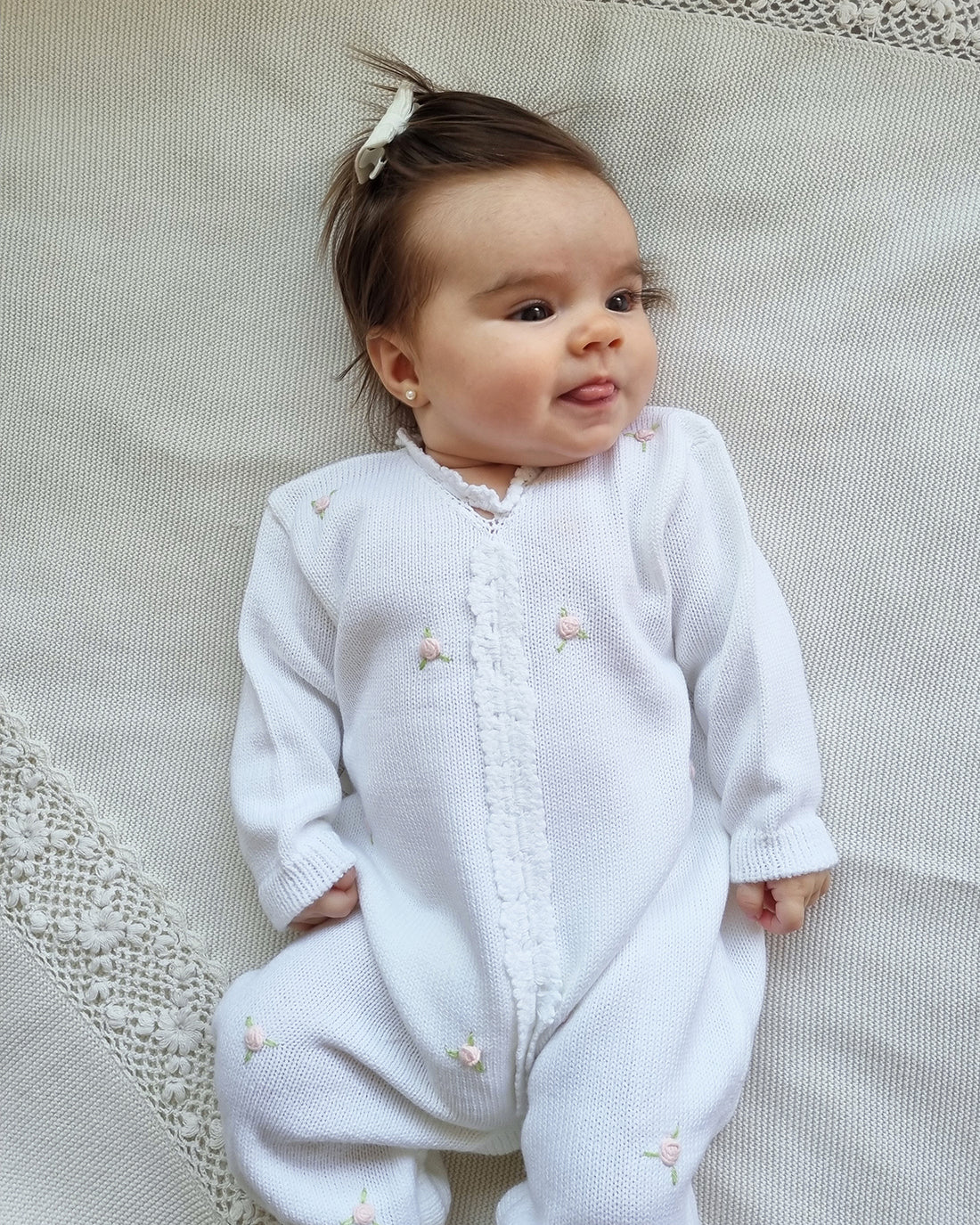 ENTERITO TEJIDO BORDADO ROSITAS